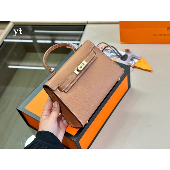 2023.10.29 220 with foldable box size: 19 * 12.5cm Herm è s Kellymini second-generation real wife looks good, although the capacity is a bit small ⚠ Put down your phone and pretend to be cute! ⚠ The cross patterned cowhide bag is particularly textured!