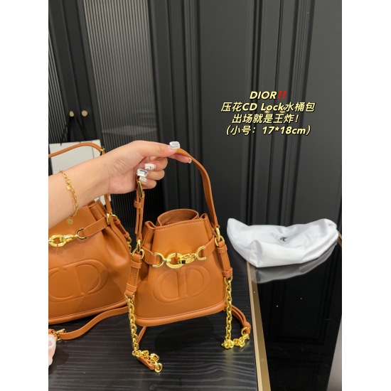 2023.10.07 Large P260 Folding Box ⚠ Size 24.24 Small P250 Folding Box ⚠ Size 17.18 Dior embossed CD Lock bucket bag is Rocket! Why is there such a sense of design? Rotate the D-letter to open and close the CD lock, tighten the bag opening for high safety.