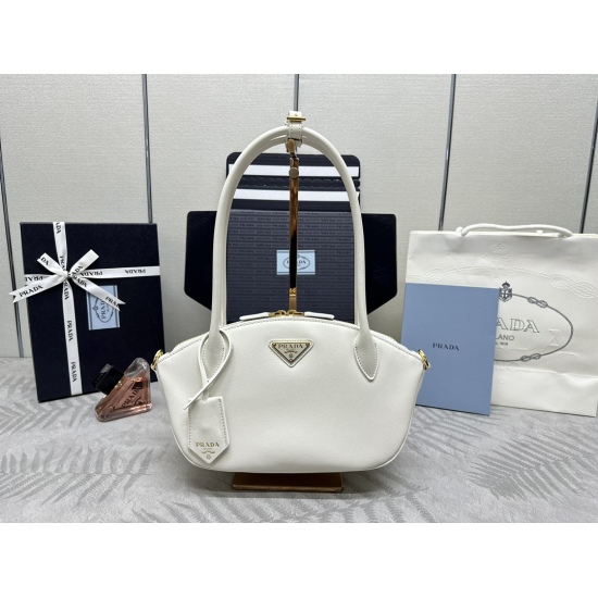 On March 12, 2024, the original 830 special grade 950 new model launched 151BA427, featuring a long handle small dumpling bag and a SOFT CALF zippered handbag. The elegant geometric lines outline the exquisite silhouette of this handbag, winding and relea