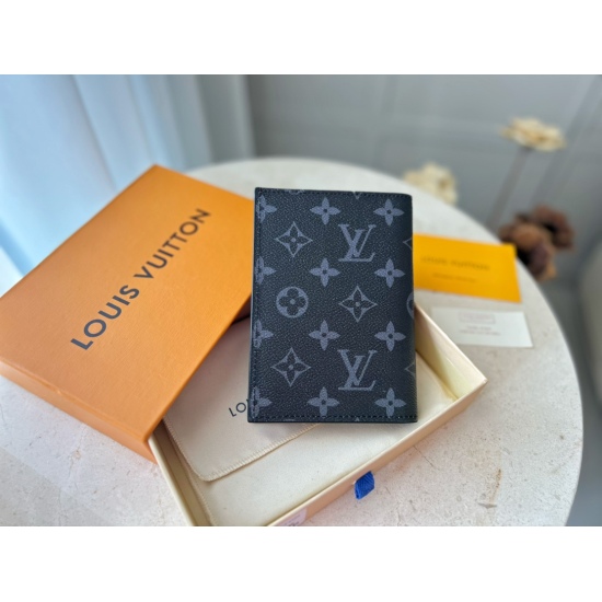 2023.07.11  LV Passport Clip Christmas Silk Screen Series M64 2 Christmas Edition. Silk printing is a must-have accessory for modern travelers, and this coated canvas passport cover combines fashion and practicality. Equipped with four credit card slots a
