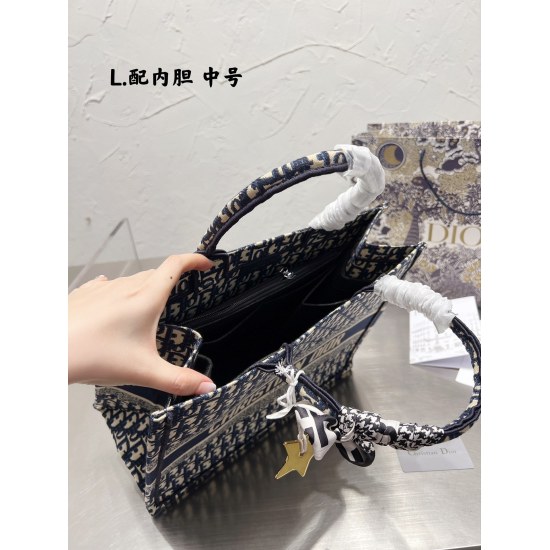 2023.10.07 P200/195 Dior Jacquard Tote Bag with Inner Liner ➕ Golden Little Star Dior Book Tote is my favorite shopping bag of the year. The tote I have used the most times is because of its super large capacity, and everything is placed inside. Of course