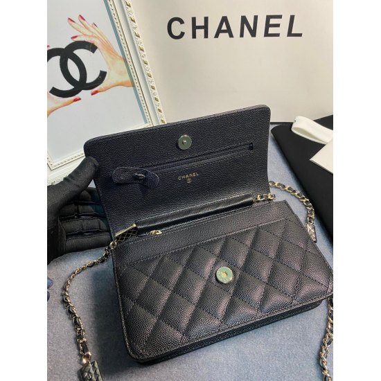 The shoulder strap of the P630 AP2428 Chanel Chain Wallet is made by splicing the iconic logo of the Double C Coco, making it a unique and eye-catching stir fried chicken! Very durable and must be purchased. Size: 19 * 13 * 3.5cm