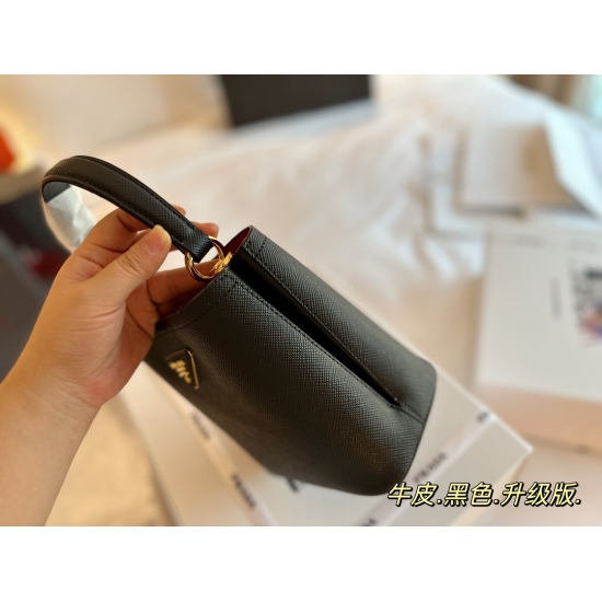 2023.11.06 270 comes with a box of cowhide size: 18 * 18cm PRADA bucket bag. I really love bucket bags!! The highest daily utilization rate! A bag that is suitable for both leisure and work ⚠ Original cowhide! Original hardware!