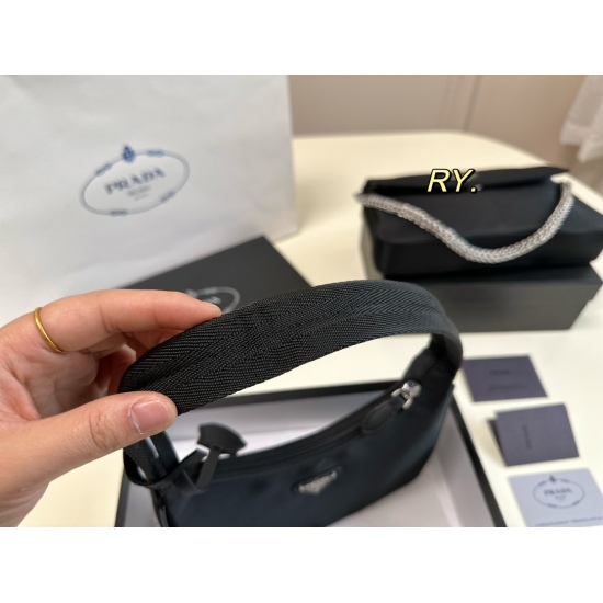 2023.11.06 P140 (with box) size: 2215PRADA Underarm Bag Sweet, Cool, and Spicy, Too Cute Nylon Shoulder Strap Comfortable Plus Points Design is Simple, Smooth, Fashionable, and Practical for Daily Commuting ✅
