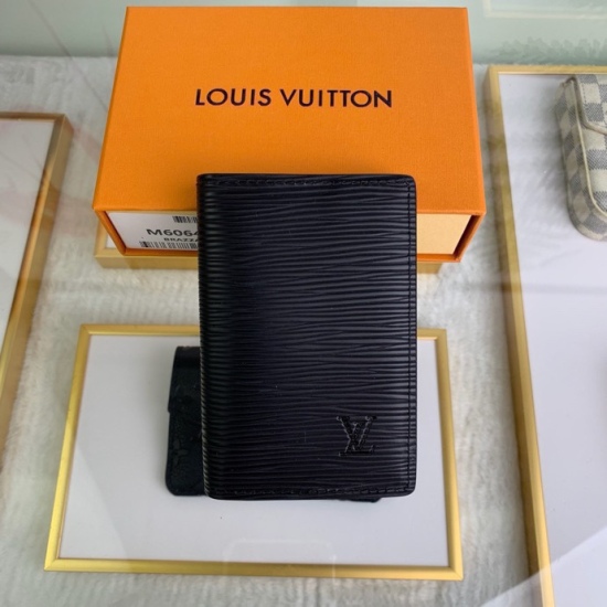20230908 Louis Vuitton] Top of the line original exclusive background M60642 Size: 7.5x 11.0 cm This compact pocket wallet is suitable for men who want the wallet to be versatile. Made of masculine and smooth Epi leather material and understated LV initia