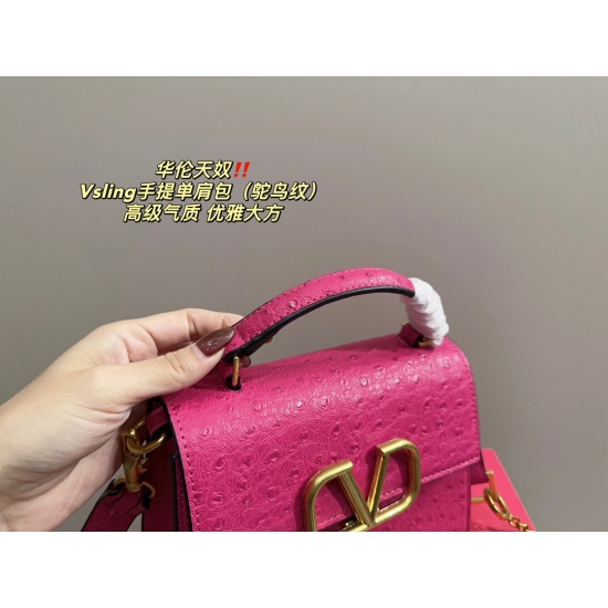 2023.11.10 P225 folding box ⚠️ Size 21.15 Valentino Vsling Handheld Shoulder Bag (Ostrich Pattern) exudes a sense of sophistication. This looks very versatile on the body, and there's no pressure on the back. No girl can refuse such a beautiful bag