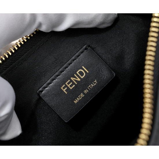 2024/03/07 790 model 2340 size 29FEND1praphy underarm bag, featuring a crescent shaped design, adorned with a classic metal logo [FEND1] at the bottom of the bag. The outline of the bag is very close to the body's lines, and when carried under the armpit,