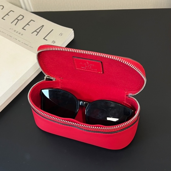 2023.07.11  ❗ New product ❗  10 color stock ☀ Exclusive original order large eyewear case ☀ Full set of counter packaging for delivery pictures ☀ New LOUIS VUITTON New WOODY Glasses Case Ink Case ☀ Encoding G10 4 ☀ The top imported PU mater