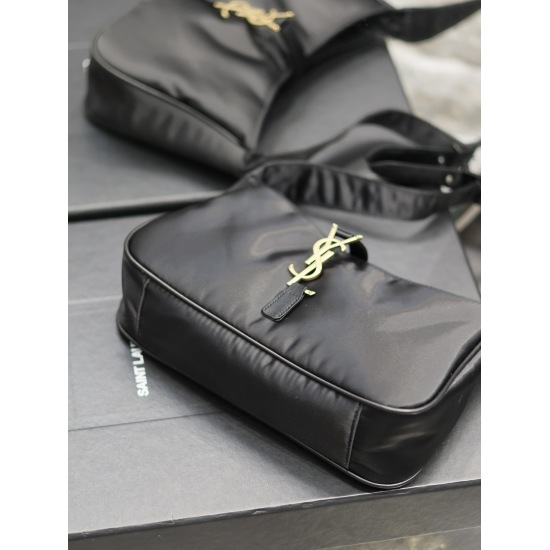 20231128 batch: 550 black gold buckle nylon ⚬ LE 5 A ̀  7_ Nylon style college style salt shoulder crossbody bag for men and women, lightweight nylon fabric, low-key, luxurious, and versatile for commuting. The bag is designed for leisure and can be salte