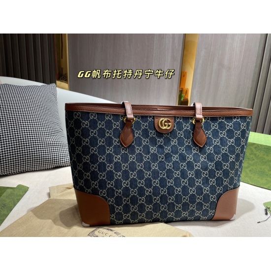 On October 3, 2023, the P195 size 37 28 Gucci Gucci shopping bag is definitely the most suitable for the casual and casual little fairy. Although this Tote shopping bag looks ordinary, its overall design is of a simple and generous type. With the iconic C