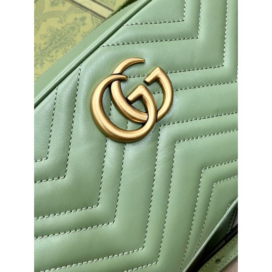 This GG Marmont series small metal chain shoulder backpack from P530 20231126 features a soft yet firm design with a top zipper opening and closing, embellished with double G elements. This item features adjustable leather shoulder straps and can also be 