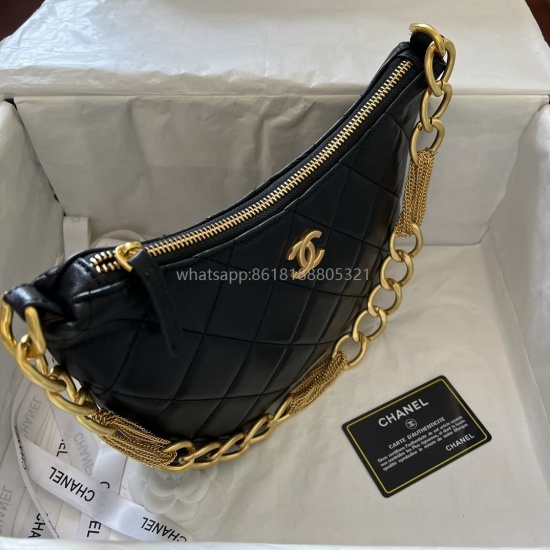Chanel23a's new high-end handicraft workshop series hobo sheepskin underarm bag with tassel hardware is the bag for this season There are really few people who are interested in it!! But this small hobo is not bad, it's quite versatile, sweet and cool, su