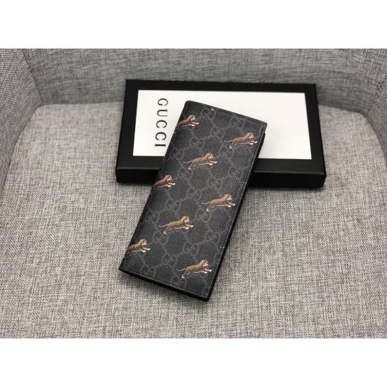 2023.07.06 [Product Name]: GUCCI [Product Model]: 451275 (Little Tiger) [Product Quality]: Original [Product Material]: PVC [Product Specification]: 17.5 * 8.5 * 1.5 [Product Color]: Coffee Black [Product Description]: The latest popular suit clip