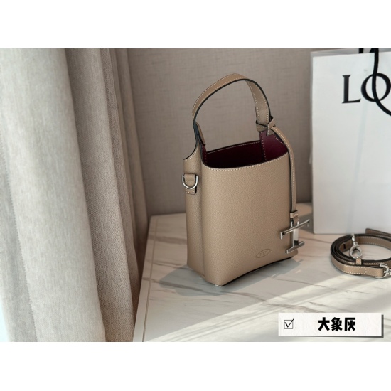 On September 3, 2023, the 190 box size: 15 * 16.5cm TODS milk tea bucket bag is truly fragrant! TODS's new bucket bag combines beauty and capacity, making it a cute little outfit! But it's really convenient to go out everyday with a cross body and a hand.