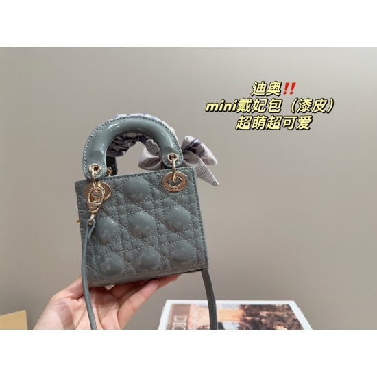 2023.10.07 P225 complete packaging ⚠️ Size 12.11 Dior Super Mini Daifei Bag (patent leather) with scarves, star hanging accessories, versatile, classic and exquisite, an invincible giant cute collectible, showcasing its beauty