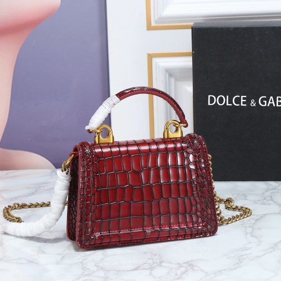 20240319 batch 520 new DolceGabbana overseas purchasing special product love bow ✨ The chain handbag is mainly simple and fashionable, and the most popular crossbody bag is made of imported raw materials. The front DG logo and the front flip cover are hid
