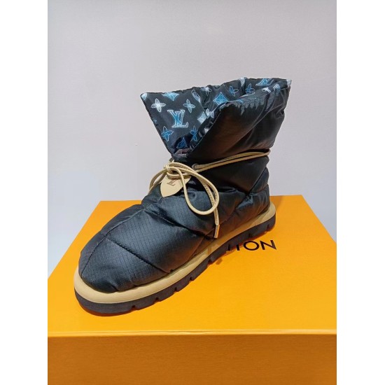 September 29, 2023, 260... Counter version shipped... Lv brand LV high-end down and snow boots launched... Milan, Italy 2021 early spring international fashion week runway show series... A very advanced piece to wear... Old flower shoe opening design with