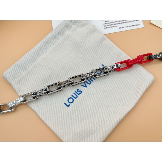 2023.07.11  The latest bamboo necklaces Louis Vuitton, together with Japanese artist Yayoi Kusama, launched the Louis Vuitton x Yayoi Kusama cooperation series again. The LV x YK Monogram Chain necklace attempts to break the myth of infinite dots, embelli