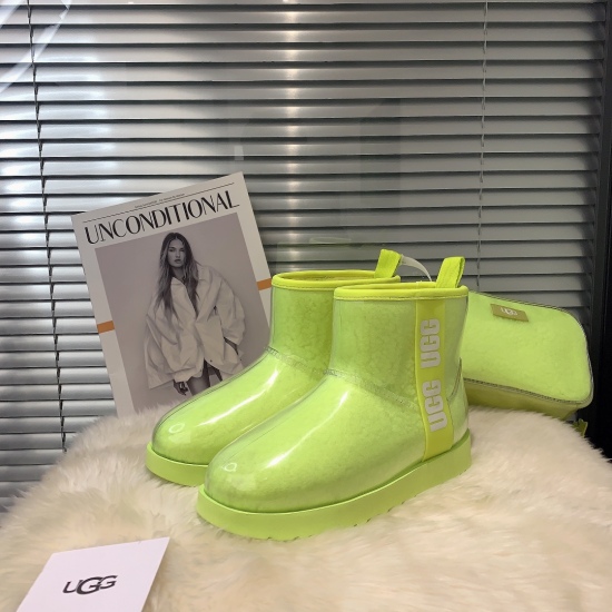 On September 29, 2023, P230UGG-3190, the same popular snow boots of Zhou Dongyu were exclusively molded, and after more than two months of debugging, the same popular model of Zhou Dongyu was launched. Classic mini candy colored jelly short boots with ugg