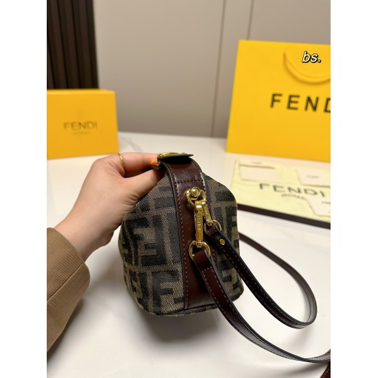2023.10.26 P180 (with box) size: 1510FENDI New Mini Lunch Box Bag Cute and Lovely Fendi Mini Bag, High Recognition of Old Flower Bag Body ✅ Vintage, fashionable, and full of foreign style ❗ The little one's back and upper body are too eye-catching ✨