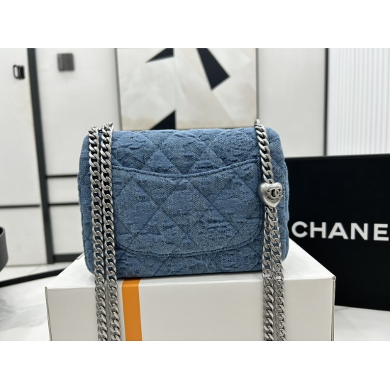 P1080 ✅ AS3829 Cowboy Chanel 23P Camellia Cowboy Love Ball is launching a new love style in this new season. Come and get it! The matte matte texture of the love ball burst into a girl's heart, and the chain is also a homogeneous plain chain, with full ma