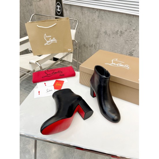 20240403 P305 yuan: Christian Louboutin (CL) launches a new heavyweight thick heeled boots in 2023, made of shiny calf leather material, with a simple and fashionable height of 4 inches (12cm) ✅ Fabric: Grained cowhide ✅ Inner lining: sheepskin lining ✅ O