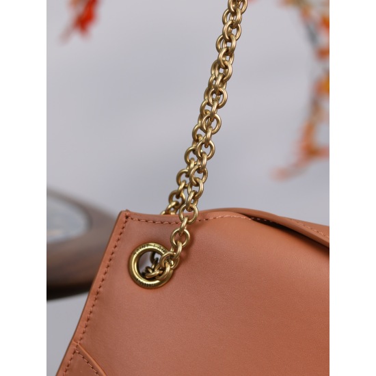 20231128 Batch: 750 ¥ LE Series_ The new underarm bag, with its smooth curved design, gives this shoulder bag a delicate and modern charm. The use of Italian imported cowhide technology makes the entire bag appear full of exquisite and fashionable texture
