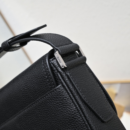 2023.07.20 Full cowhide wide (with box) [hair] [hair] [top-level original] This mini saddle messenger bag is exquisite and fashionable. Crafted with black grain cow leather and adorned with a flip and 