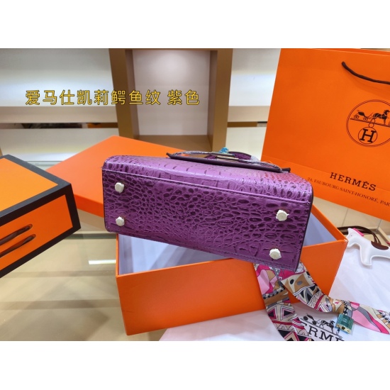 On October 29, 2023, the P200 special counter gift box is a gift of a pony scarf, Hermer Hermes crocodile patterned Kelly. Many celebrities wear the same style for a hundred years, and it is full of high-end feeling and absolute beauty. The size is 25 18