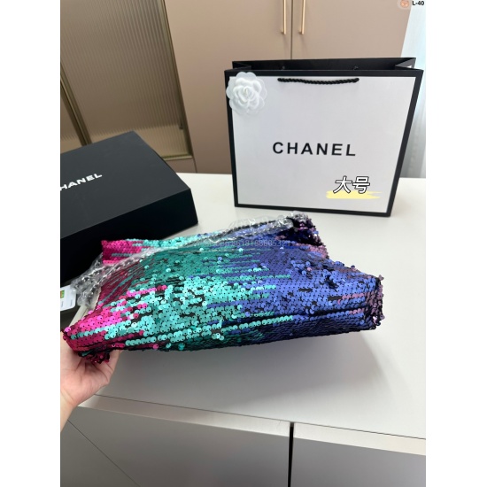 On August 14, 2023, Chanel's 22bag sequin trash bag is sweet and cool. It is a versatile and stylish item that every trendy and cool girl must wear. L-40 size 34.7.38/30.7.32 folding box