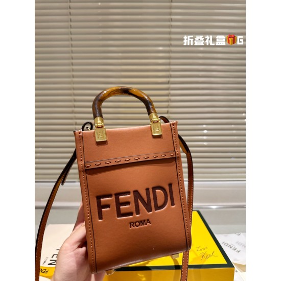 2023.10.26 P220 Gift Box ⚠ The size 13.17 Fendi Fendi score bag should not be underestimated, with a retro style full of elegance and fashion coexisting