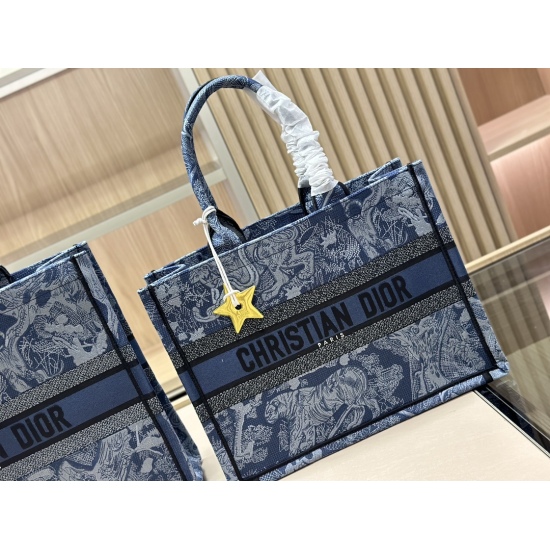 On October 7, 2023, 300 290 comes with a folding box scarf Dior original fabric jacquard Dior book tote. My favorite shopping bag tote of the year, which I have used the most, is Baodio. Due to its huge capacity, everything is placed inside, and the conca