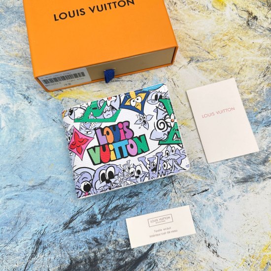 2023.09.27 M82023 This Multiple wallet exudes the relaxed atmosphere of Monogram Comics coated canvas, reinterpreting Monogram flowers and letters in a cartoon image. The card interlayer and compartment facilitate the storage of banknotes and bills. Dimen