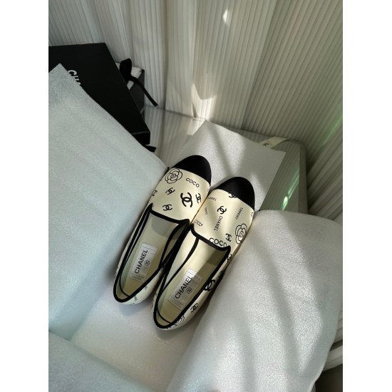 2023.11.05 P320 Certified Xiaoxiang New Product Lefu Shoes look very pleasing, with a round toe that complements the skinny feet. The upper feet give off a retro feeling of the 1980s and 1990s, as well as a new European and American runway show. The popul