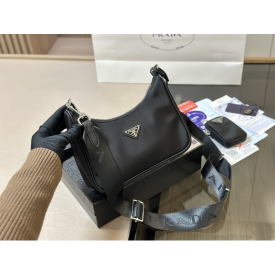 2023.11.06 200 box size: 22.16cm Prada hobo underarm bag, Prada three in one! A large bag similar to a dumpling bag with a small bag, a wide shoulder strap with a chain, instantly came up with N matching methods in my mind, very versatile, and the upper b