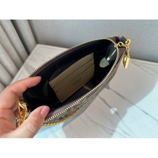 2023.10.26 185 box size: 21 * 14cm Fendi underarm bag/mahjong bag is really perfect! Small and cute enough to hold your phone! Love, love! Handheld armpit crossbody