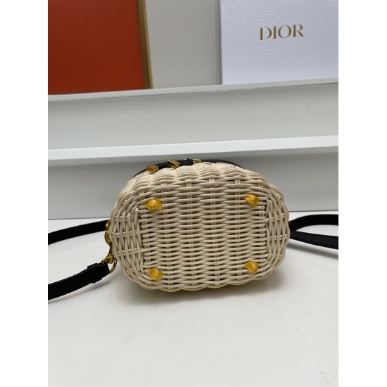 On July 20, 2023, the new bamboo joint Dior women's makeup bag is paired with detachable and adjustable leather shoulder straps in the same color, making the design more exquisite. The exquisite design fully reflects Dior's exquisite craftsmanship, making