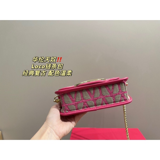 2023.11. 10 large P215 folding box ⚠ Size 27.11 Small P205 Folding Box ⚠ Size 20.10 Valentino Loco Chain Bag, with a stunning texture. The upper body is really beautiful, ma'am. It's too textured. Don't be too absorbent during daily shopping
