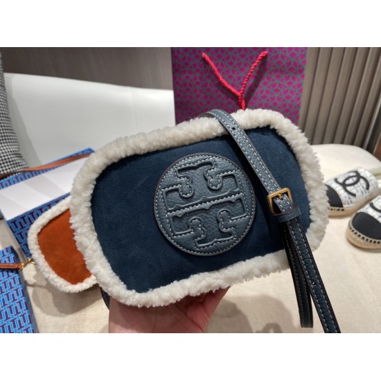2023.11.17 P185 Gift Box Tory Burch Camera Bag Celebrity Same Camera Bag This bag has a magic that is easy to see and buy, with a focus on casual style design. The versatile matching bag features a top layer of cowhide leather with a soft touch that is gr