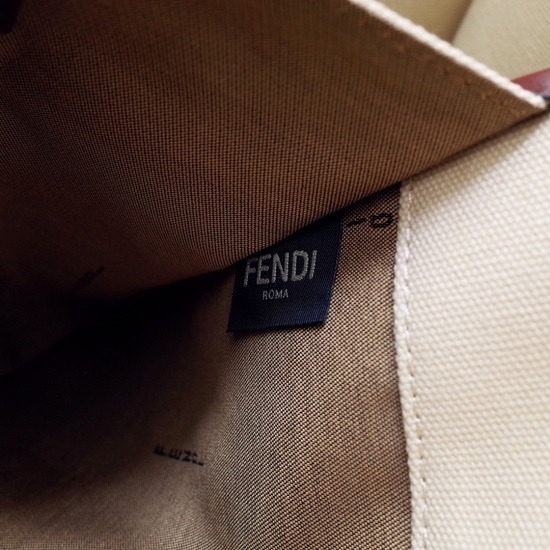 2024/03/07 p1030 [FENDI Fendi] The new Peekaboo X-Tote handbag features an internal leather pocket and iconic twist lock. Featuring two handheld short handles and two shoulder length handles, made of dark green canvas material. Featuring embroidered FENDI