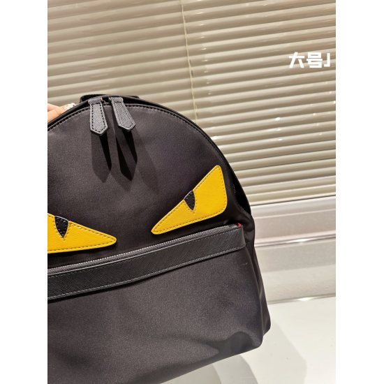 2023.10.26 Large P180 ⚠️ The size 33.38 Fendi Fendi Little Monster Backpack is loved by celebrities and most young people for its simple and fun design and unique details. With a three-dimensional and straight bag shape, the stylish and eye-catching desig