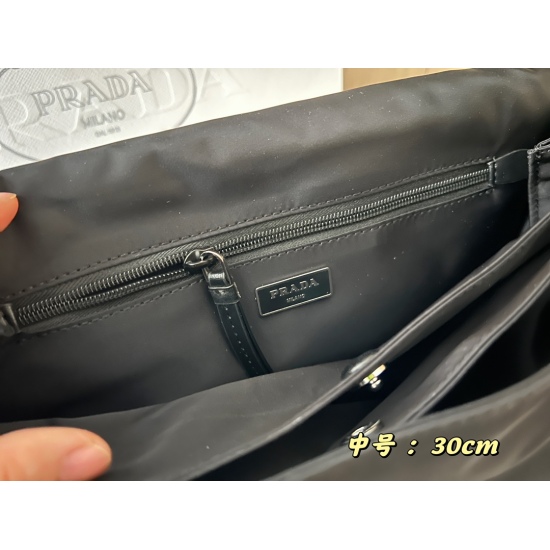 On June 6, 2023, 265 comes with a folding box Prad messenger bag with a super capacity for both men and women. The size is in one word: length 30x height 21.5x bottom 12cm