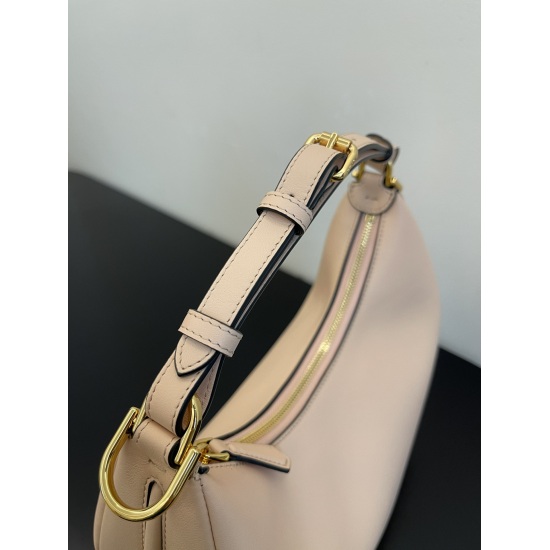 On March 7, 2024, the original order was 850 special grade 970 small size shipment of FEND1praphy underarm bag, featuring a crescent shaped design. The classic metal logo [FEND1] is decorated at the bottom of the bag, and the outline of the bag is very cl