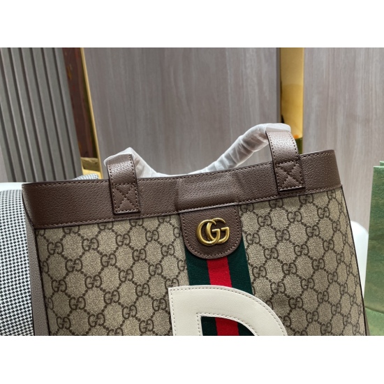 On October 3, 2023, the P195 Gucci Cool Shopping Bag Tote Bag is super atmospheric, beautiful, and can hold perfect details. The original hardware version is really classic. Your popular style looks great on the back, and the quality is super B. Imported 