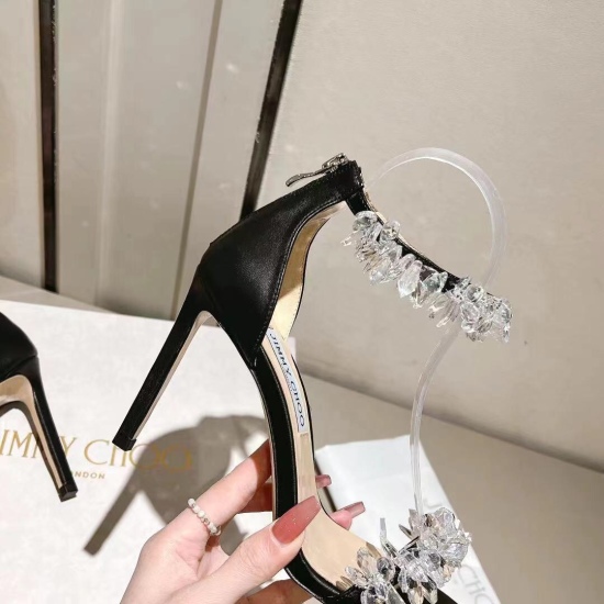 On January 5, 2024, Jimmy Choo rhinestone sandals Love rhinestone luxury crystal, new crystal embellishments simple and versatile high heel sandals This handmade shoe is carefully designed; Become minimalist, with a streamlined design and a slender front 