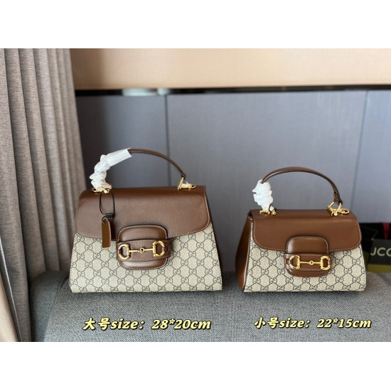 2023.10.03 250 260 gift box ➕ Aircraft box size: 28 * 20cm (large) 22 * 15cm (small) GG handle1955 Handpicked item 1955 family has added a heavy member to the handheld design, adding a refined and elegant feeling ⚠️ Paired with two shoulder straps
