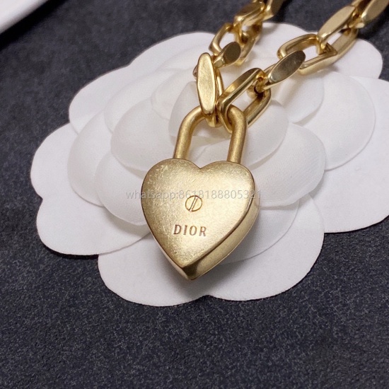 On July 23, 2023, Dior Coarse Chain Love Peach Copper Lock Full Diamond Necklace is a genuine synchronized brass material with classic chain and letter logo design. The design is minimalist and grand, simple and clear, elegant and luxurious in temperament