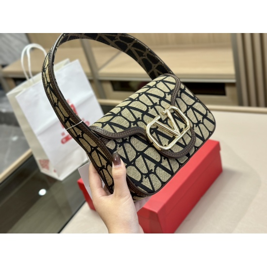 2023.11.10 195 box size: 23.15cm Valentino new product! Who can refuse Bling Bling bags, small dresses with various flowers in spring and summer~It's completely fine~