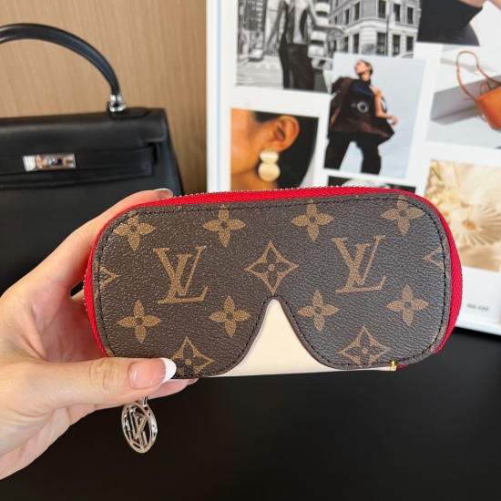 2023.07.11  ❗ New product ❗  10 color stock ☀ Exclusive original order large eyewear case ☀ Full set of counter packaging for delivery pictures ☀ New LOUIS VUITTON New WOODY Glasses Case Ink Case ☀ Encoding G10 4 ☀ The top imported PU mater