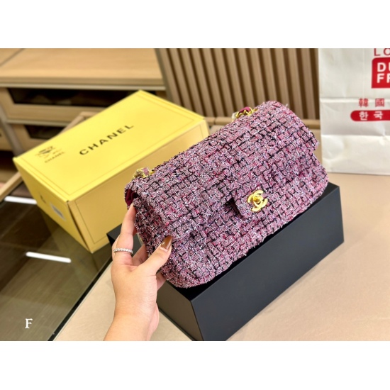 On October 13, 2023, 215 comes with a foldable box size: 25cm. Chanel's new woolen woolen cloth is so beautiful. Mrs. and Mrs. CF are so beautiful that a bag in my heart feels like it's mine at first glance! [bared teeth] [bared teeth] [bared teeth]